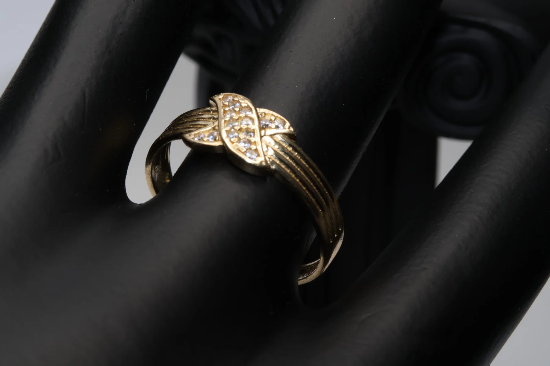 Anillo de X con piedra